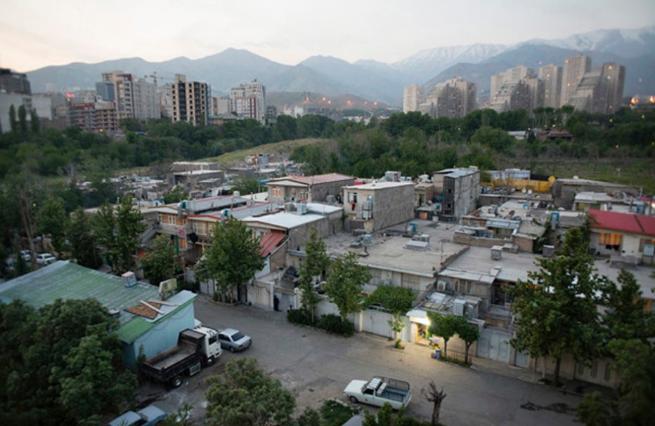 在最右侧，公路分隔开了时髦的Ati Saz建筑群和贫民区。