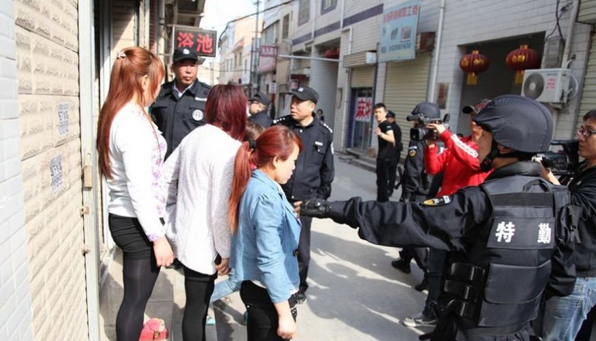 民警到达该村之前，已有便衣民警提前赶到，一家美容美发厅并未悬挂任何牌照，且里面的美发女郎，均不能提供身份证明，民警遂将其带回所里调查。