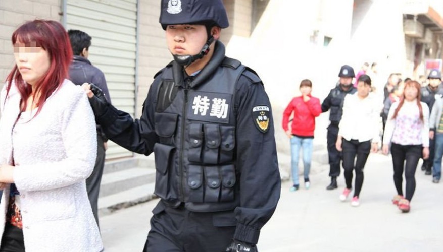 未央警方将美发女郎带走。