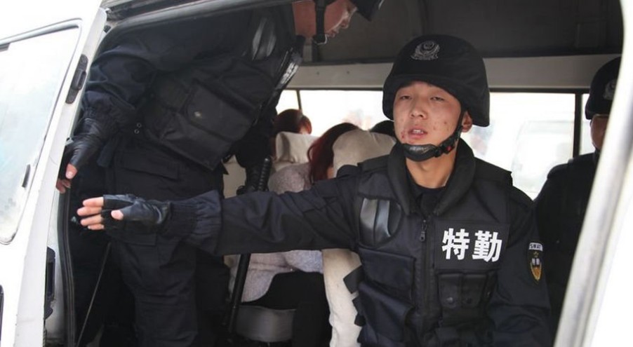 警方将美发女郎带走。