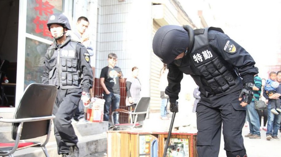 在几家靠近街面的门面房内，民警也搜出了电子八面钓鱼机、苹果机等涉嫌用于赌博的电子游戏机，对此，民警现场砸毁