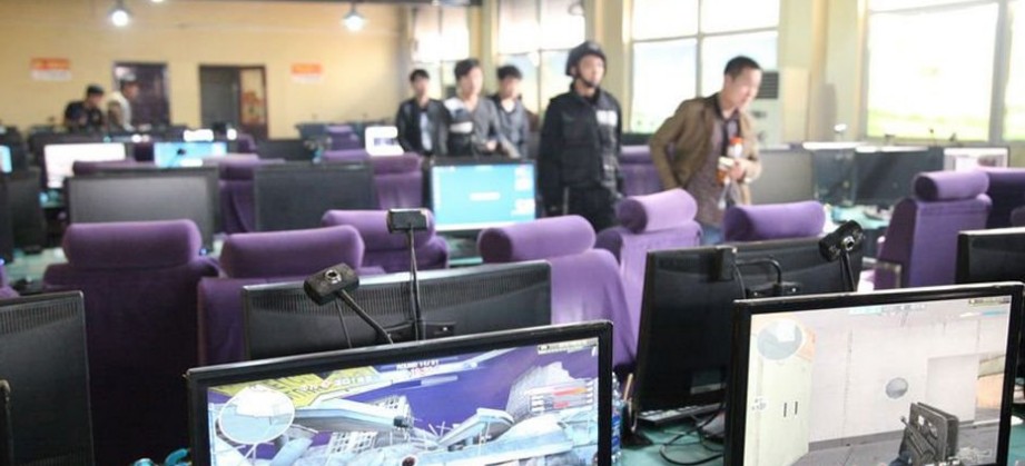 在该村一家网吧内，也未悬挂任何牌照，里面有数十台宽屏电脑，20余年轻人正在里面上网打游戏。因该网吧未办理任何手续，因此，在消防、上网人员实名登记等方面很难落实，于是，暂扣了该网吧的电脑主机，并将此案移交给工商部门继续调查。