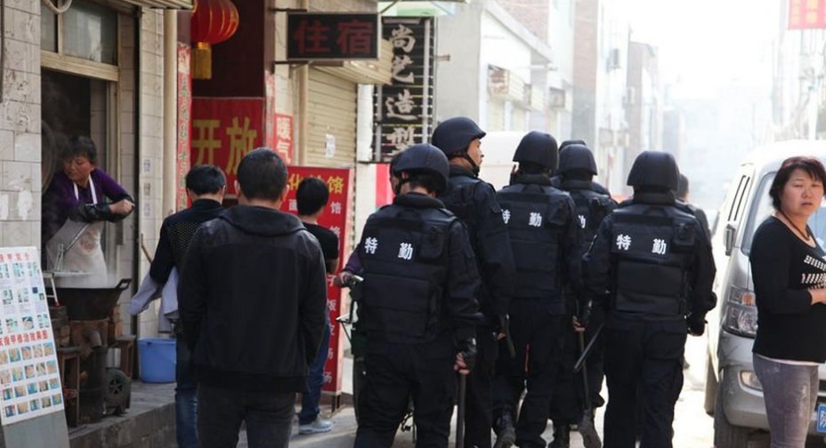 警方进行突击检查。
