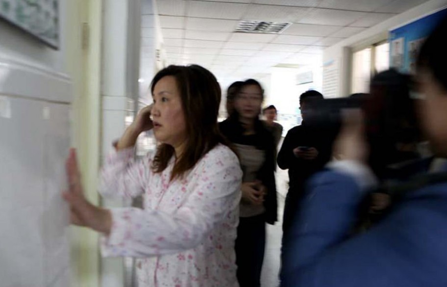 4月1日下午，一直住在武汉解放军161医院重症监护室的孝天突然出现不能自主呼吸的情况，孩子的奶奶陆元秀闻讯冲入病房，神情慌张。