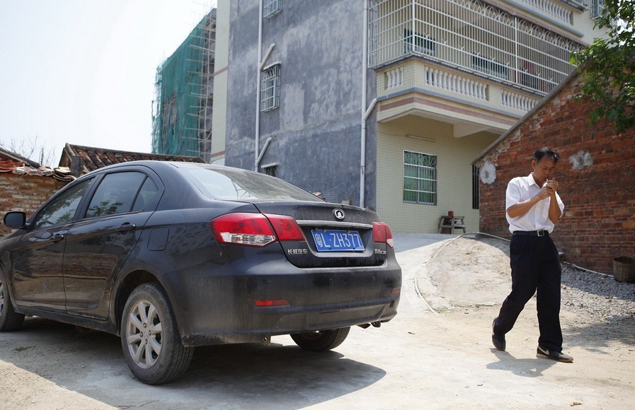 王姓会计受贿12万元后买了一辆汽车。
