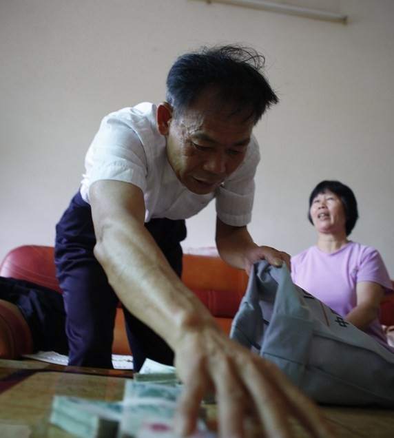 王会计在看到村干部继续卖地后对收了12万好处费的行为非常后悔，他东拼西凑出了12万元“赃款”，到惠州各个部门举报。王会计说这12万元本来就不是自己的，政府收走他才能心安。