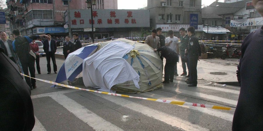 2014年4月3日，江苏省南京市，现场拉起百平米警戒线，棚子下是被砍死的男子。