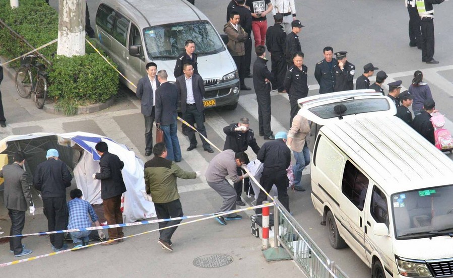 2014年4月3日，江苏省南京市，警方将尸体抬走。