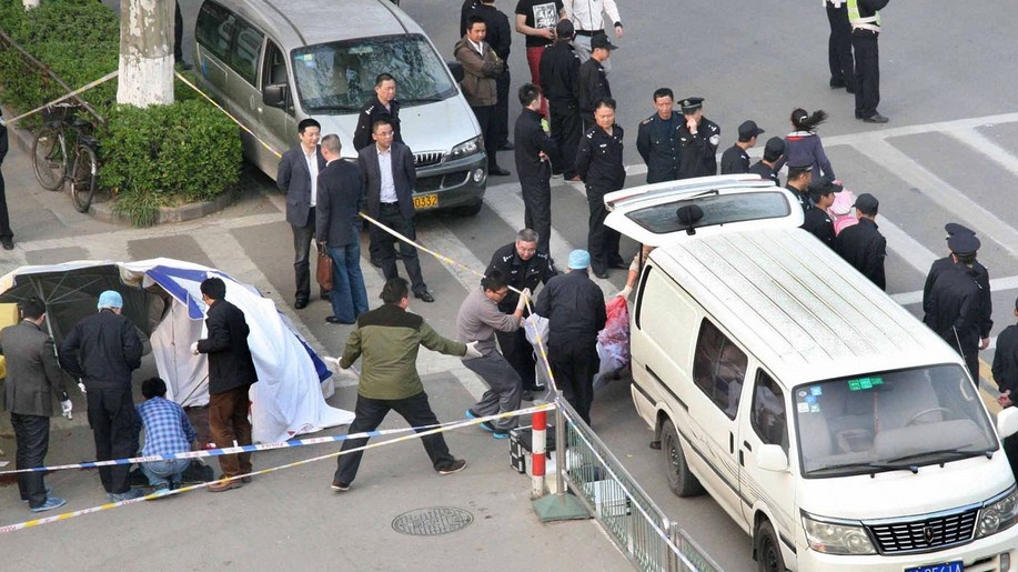 2014年4月3日，江苏省南京警方将尸体抬走。