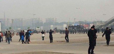 北京警察防暴演习 盾牌阵对阵木棒党