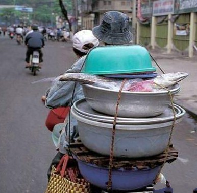 疯狂超载的摩托车