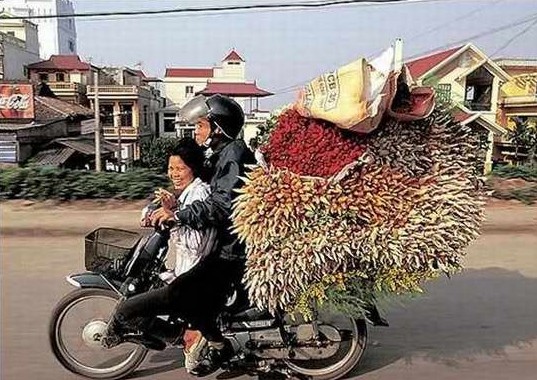 疯狂超载的摩托车