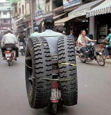 疯狂超载的摩托车