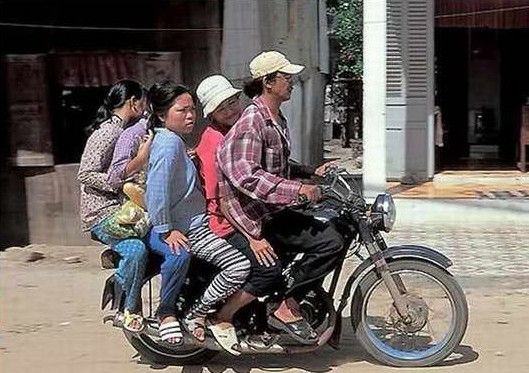 疯狂超载的摩托车