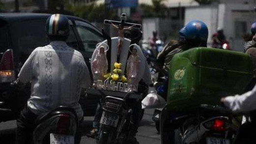 疯狂超载的摩托车