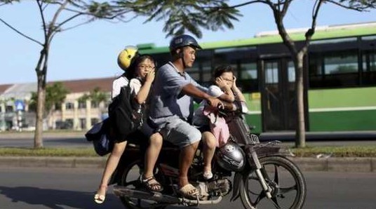 疯狂超载的摩托车