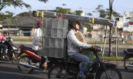 疯狂超载的摩托车
