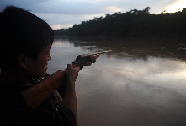 揭秘亚马逊土著部落被打被抢