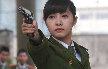 穿军装的越南妹子 个个白皙可人