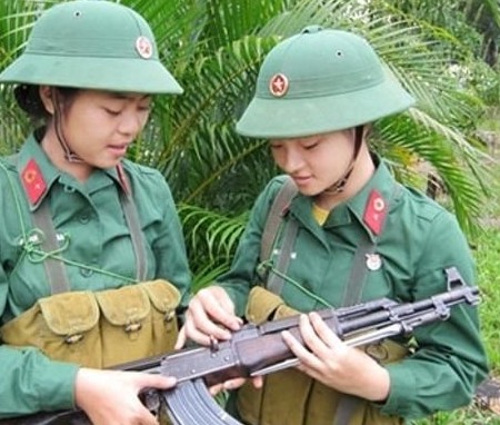 穿军装的越南妹子 个个白皙可人