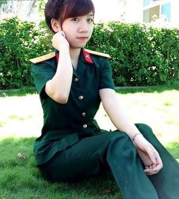 穿军装的越南妹子 个个白皙可人