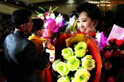 4月1日，牡丹峰乐团演出结束后