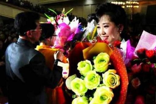 4月1日，牡丹峰乐团演出结束后