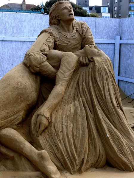 英沙雕艺术节开幕 作品风格多样展艺术家想象力