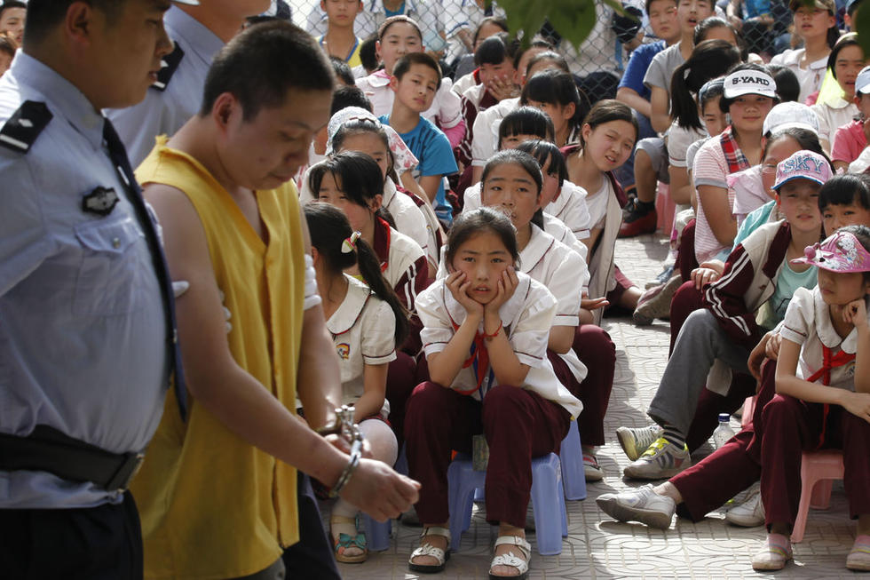 西安一大学生多次抢劫小学生获刑10年