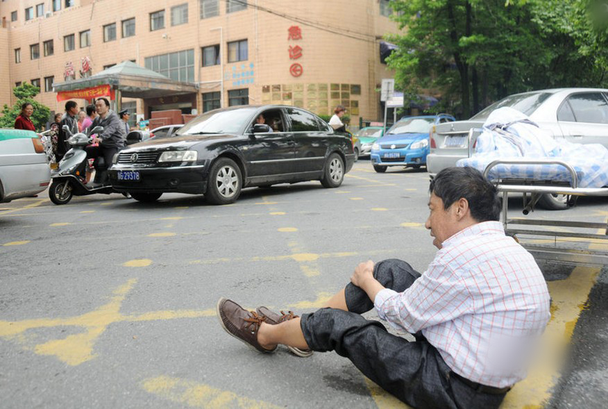 浙江一医院拒救门口被撞者 称无担架