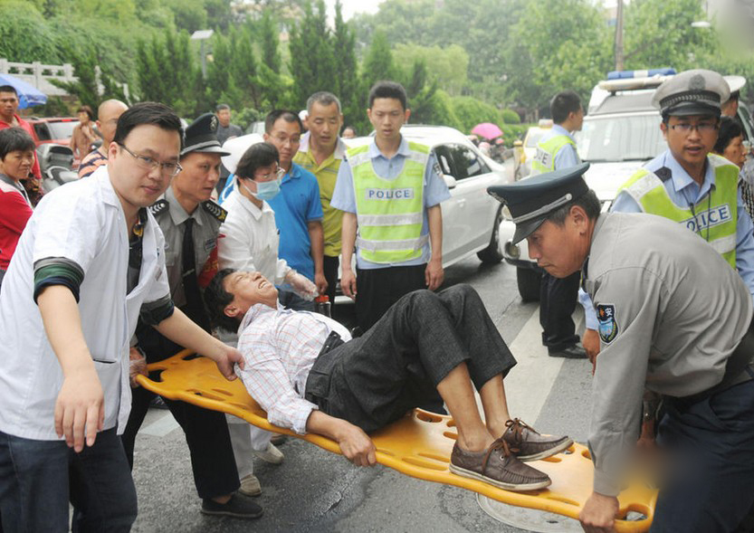 浙江一医院拒救门口被撞者 称无担架