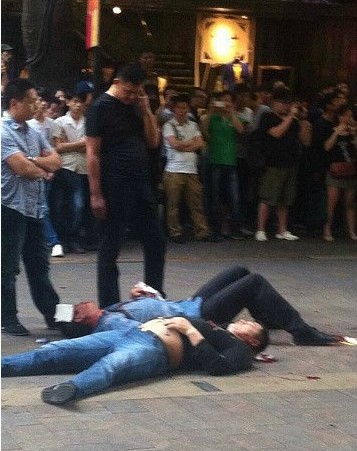 广州闹市发生聚众斗殴事件 民警鸣枪制止