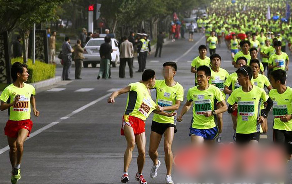 男子赛跑时2次被打 仍夺亚军