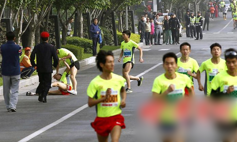 男子赛跑时2次被打 仍夺亚军