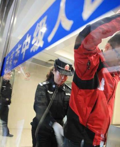 杀妻富二代被判死缓 恩爱照曝光