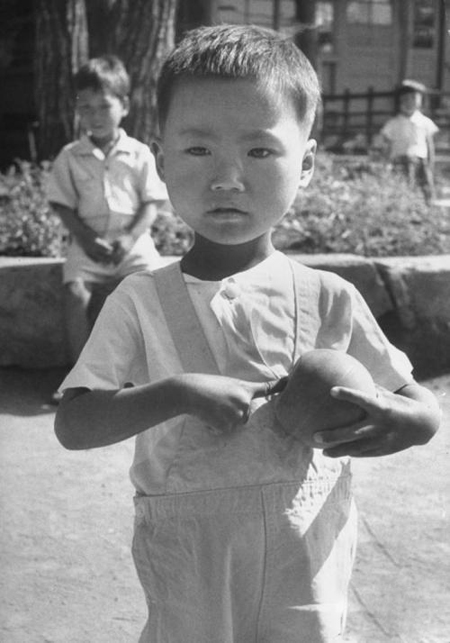 朝鲜战争后遗症：不会笑的孤儿