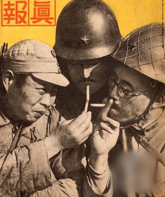 抗战日本杂志刊登伪军照片：一脸谄媚为日军点烟
