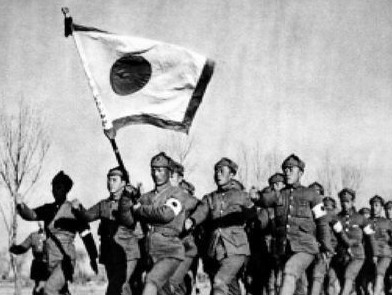 抗战日本杂志刊登伪军照片：一脸谄媚为日军点烟
