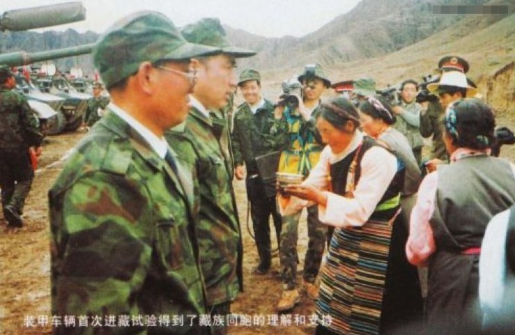 前中共总书记胡锦涛在西藏：与坦克装甲部队合影前中共总书记胡锦涛在西藏：与坦克装甲部队合影
