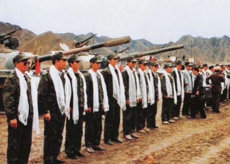 前中共总书记胡锦涛在西藏：与坦克装甲部队合影
