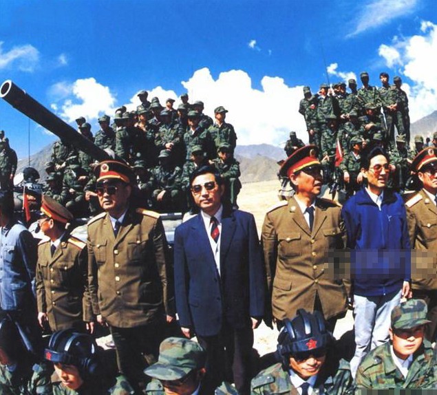 前中共总书记胡锦涛在西藏：与坦克装甲部队合影