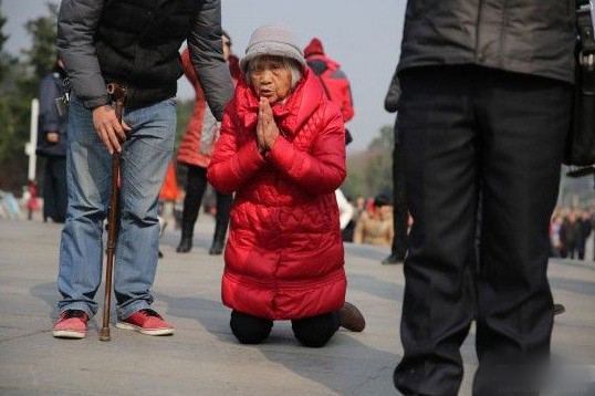 中国人跪拜毛泽东