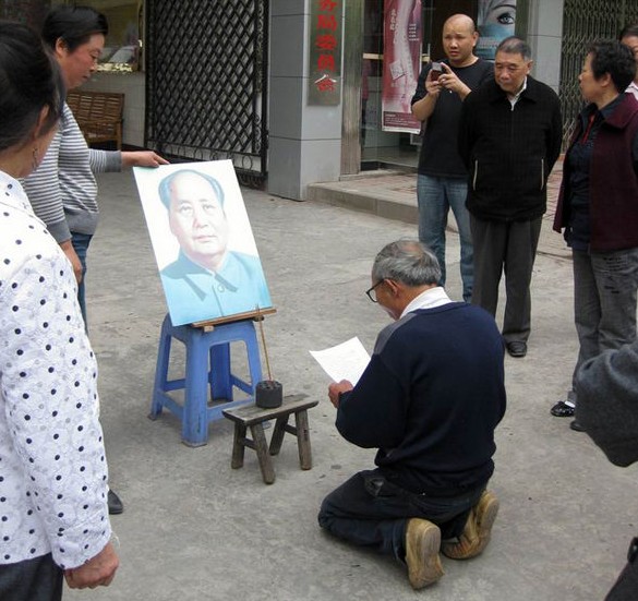 中国人跪拜毛泽东