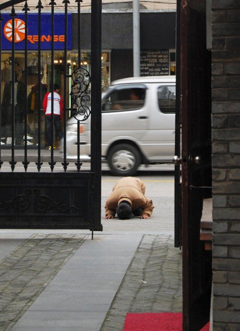 中国人跪拜毛泽东
