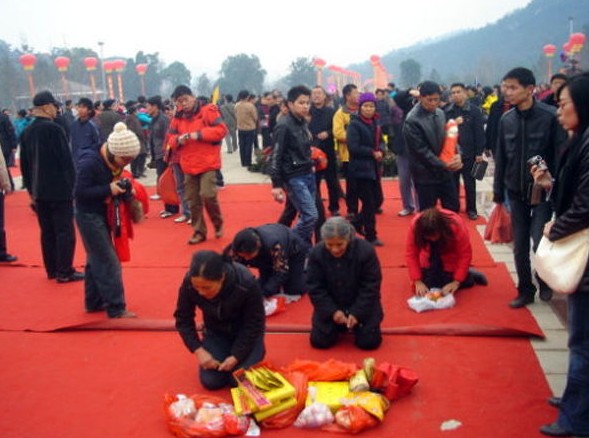 中国人跪拜毛泽东