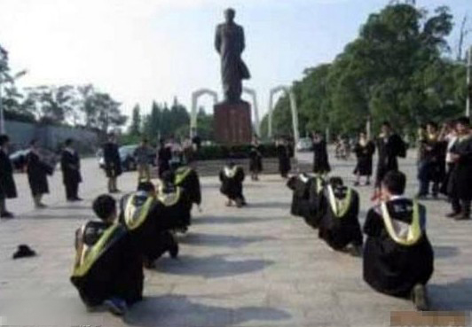 中国人跪拜毛泽东