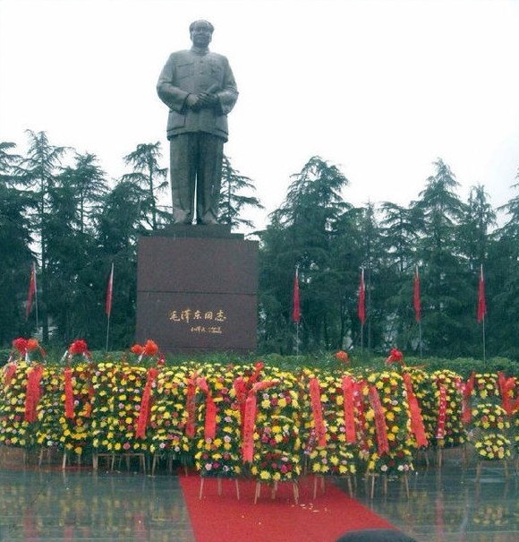 中国人跪拜毛泽东