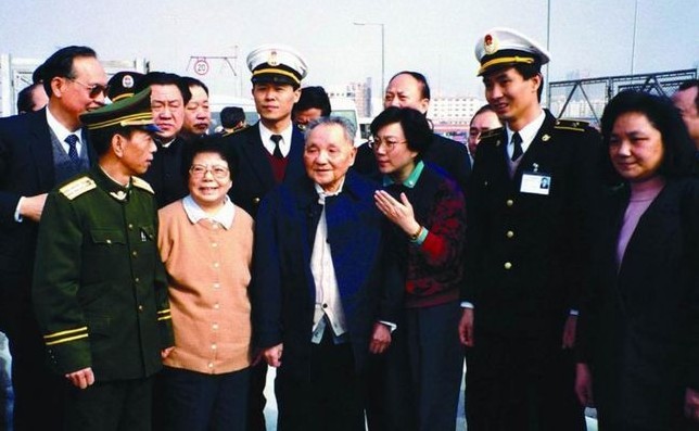 图说邓小平政治生涯的经典时刻