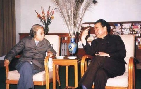 邓颖超临终前艰难地吐出两个字：“李鹏”
