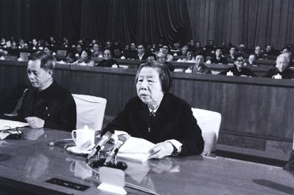 邓颖超临终前艰难地吐出两个字：“李鹏”